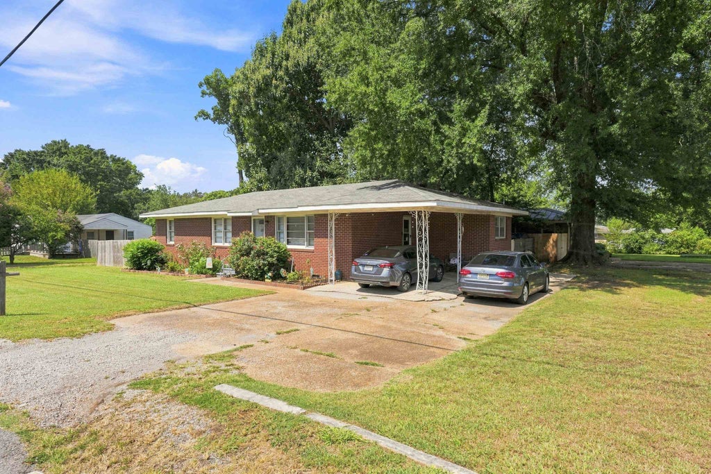 Photo of 108 W Tunstall St, Tuscumbia, AL 35674 (MLS # 530952)
