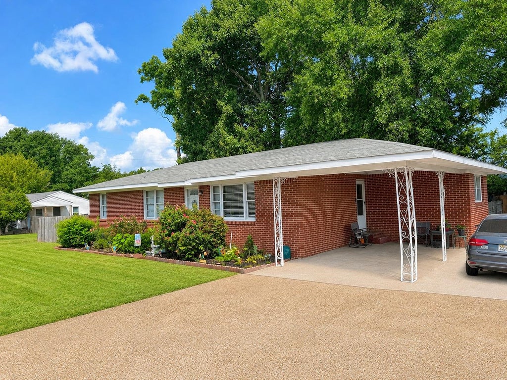 Photo of 108 W Tunstall St, Tuscumbia, AL 35674 (MLS # 530952)
