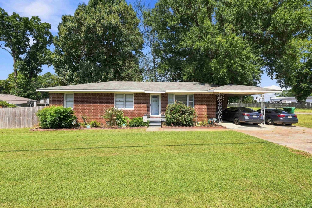 Photo of 108 W Tunstall St, Tuscumbia, AL 35674 (MLS # 530952)