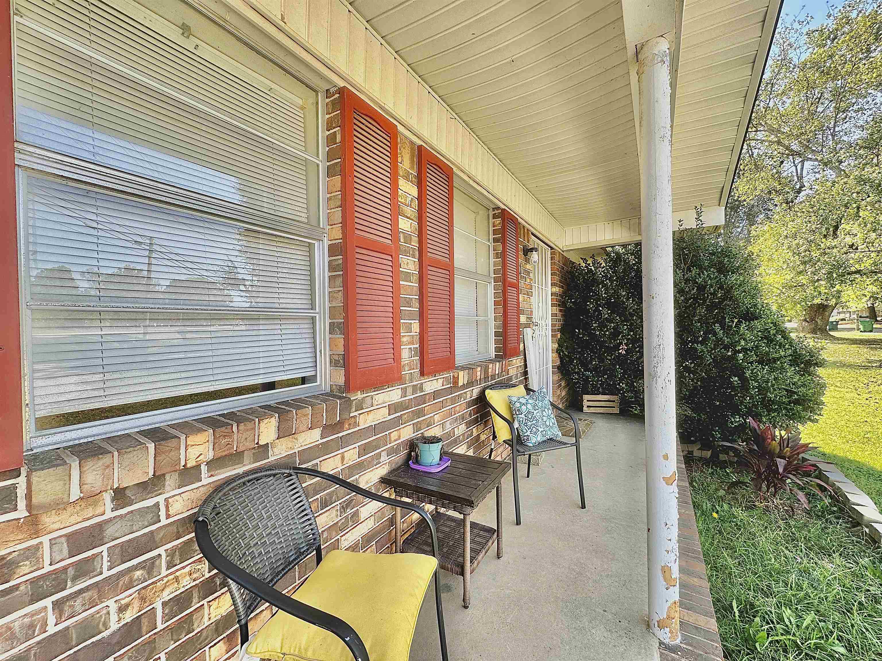 102 Clint Warren St NE