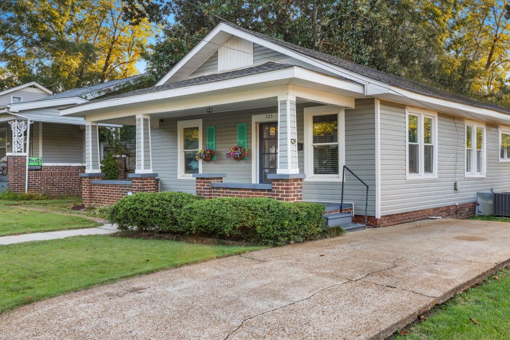 Photo of 725 N Jefferson St, Tuscumbia, AL 35674 (MLS # 531781)