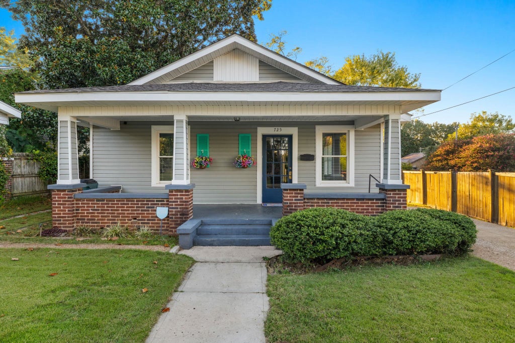 Photo of 725 N Jefferson St, Tuscumbia, AL 35674 (MLS # 531781)