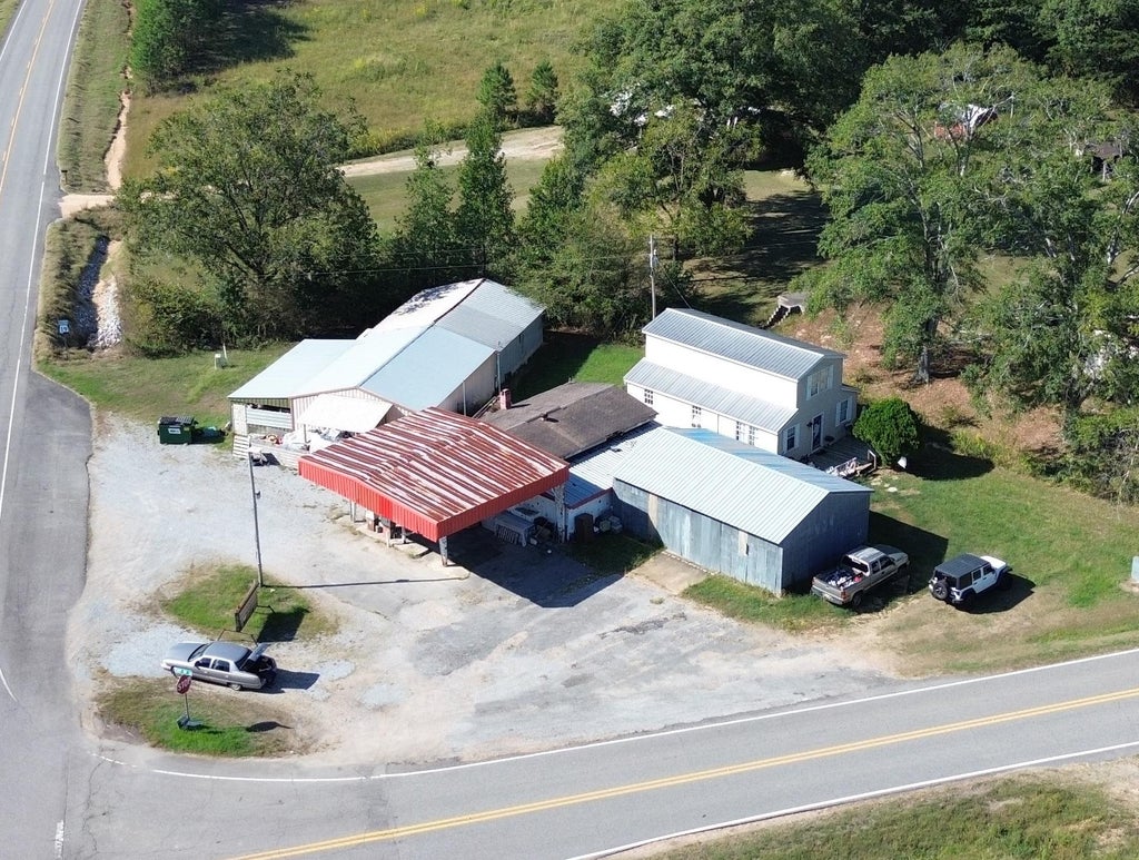 Photo of 141 County Hwy 56, Hamilton, AL 35570 (MLS # 531557)