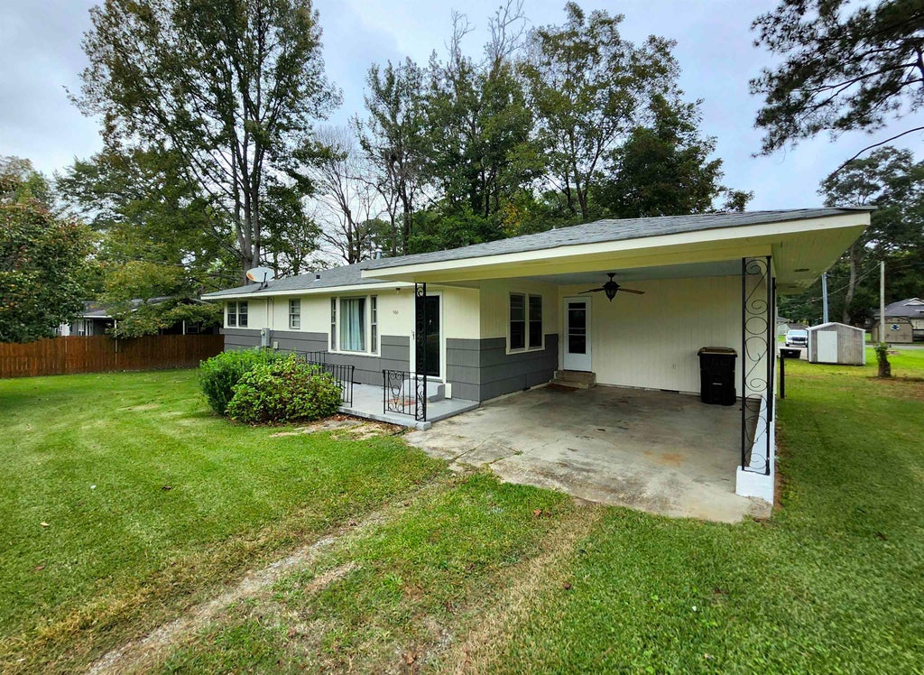 Photo of 916 Ave C SE, Cullman, AL 35055 (MLS # 531745)