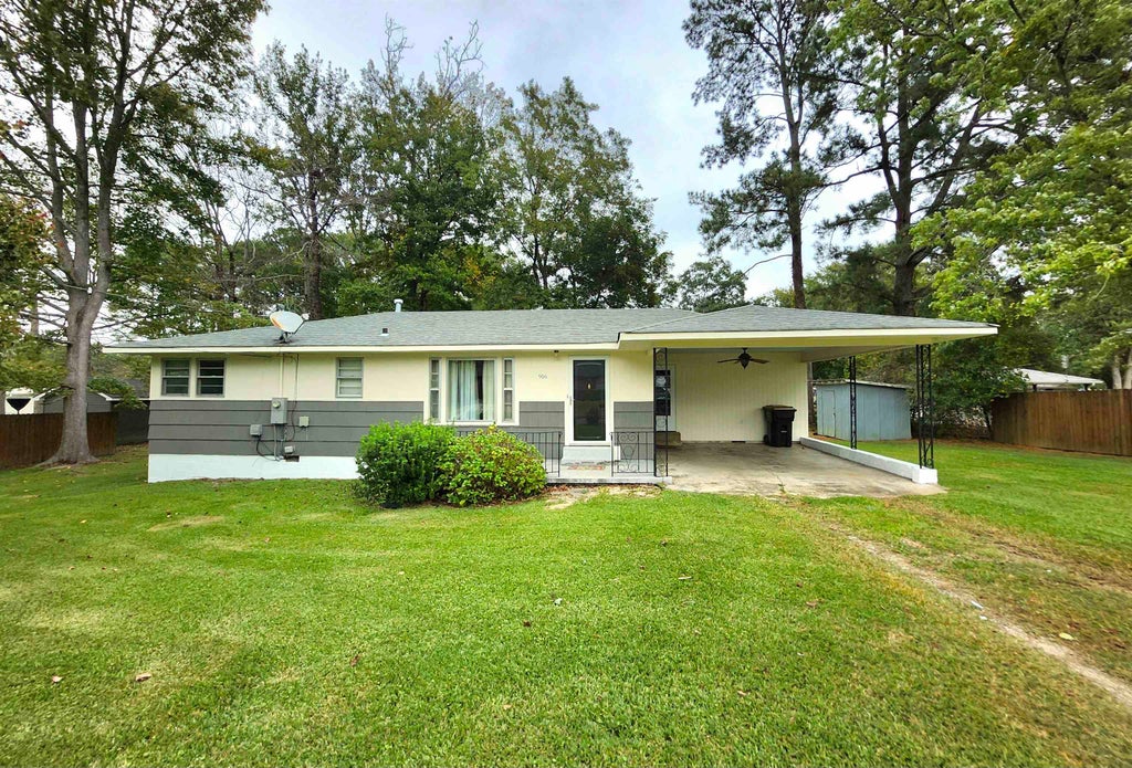 Photo of 916 Ave C SE, Cullman, AL 35055 (MLS # 531745)
