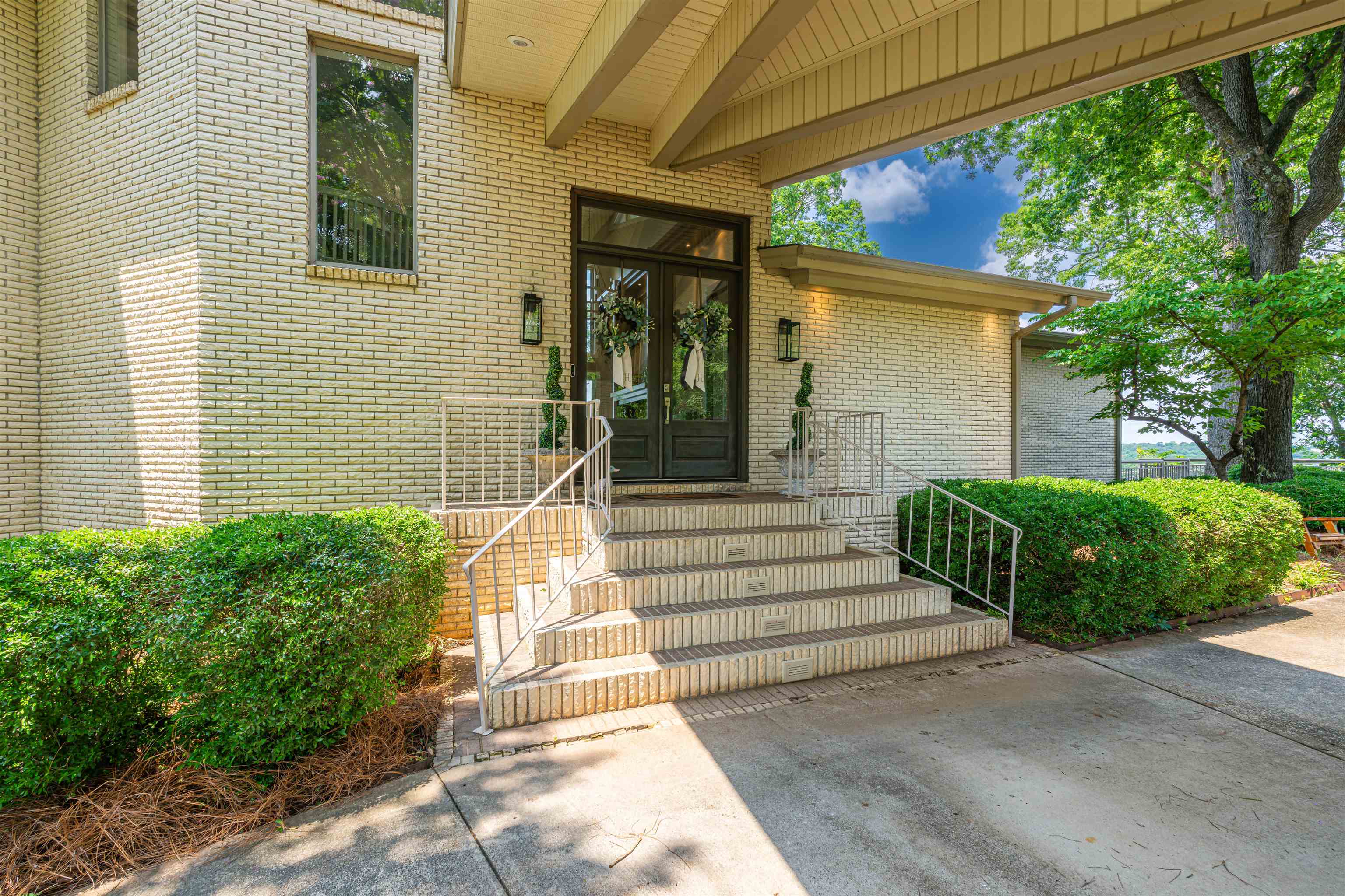 110 Holland Dr
