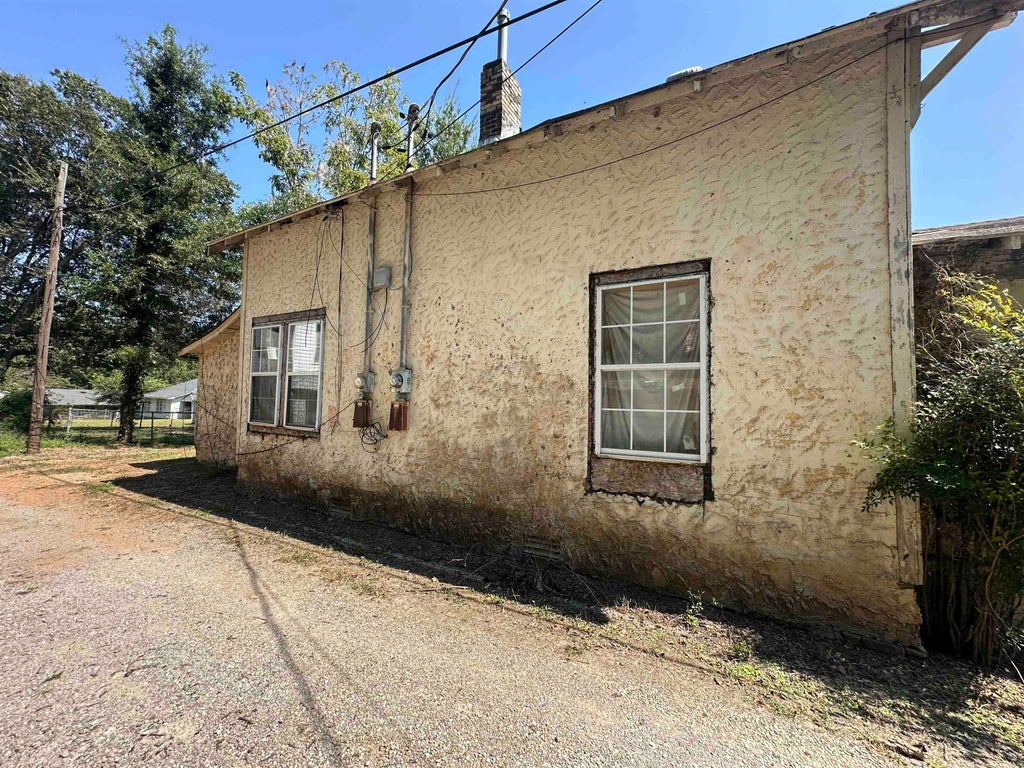 Photo of 501 13th St, Sheffield, AL 35660 (MLS # 531610)