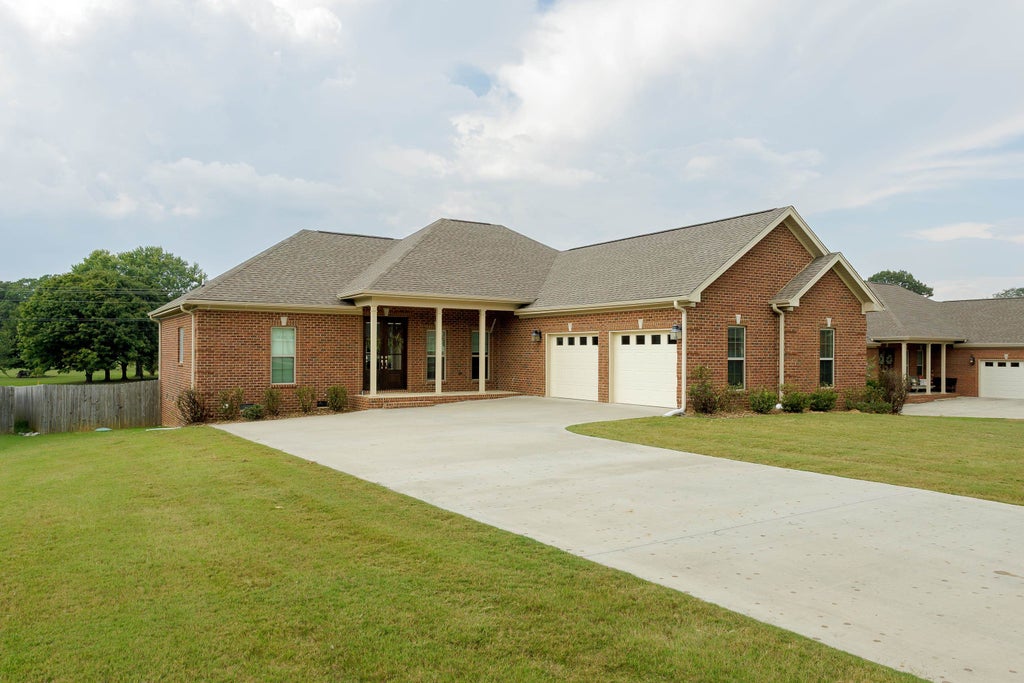 Photo of 135 Oldenburg Dr, Killen, AL 35645 (MLS # 531099)