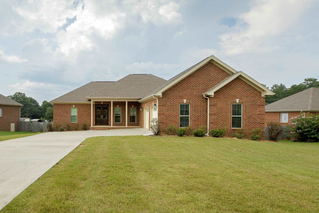 Photo of 135 Oldenburg Dr, Killen, AL 35645 (MLS # 531099)