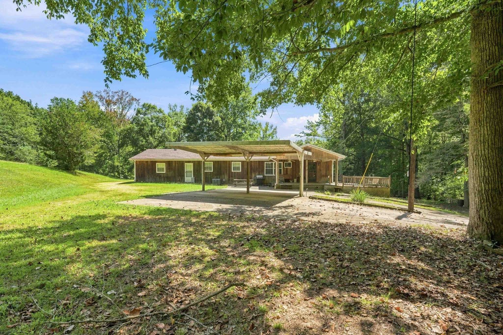 Photo of 483 Co Rd 65, Killen, AL 35645 (MLS # 530161)