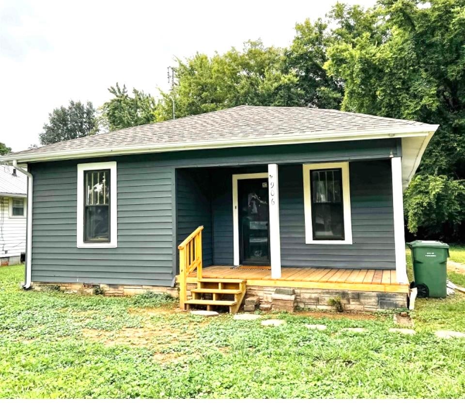 Photo of 906 E 8th St, Tuscumbia, AL 35674 (MLS # 529600)