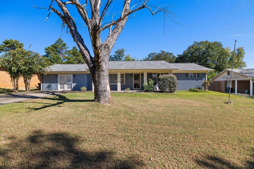 Photo of 529 W Lakeside Dr, Florence, AL 35630 (MLS # 531914)