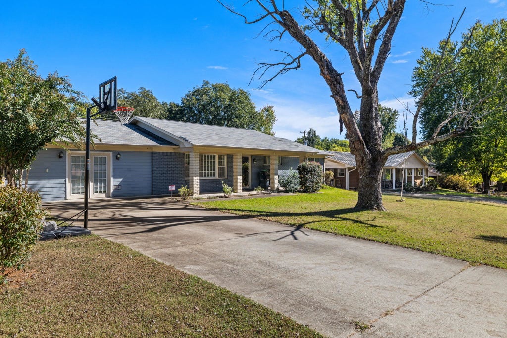 Photo of 529 W Lakeside Dr, Florence, AL 35630 (MLS # 531914)