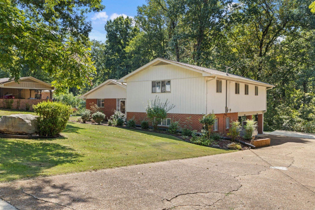 Photo of 103 Smith Ct, Sheffield, AL 35660 (MLS # 531371)