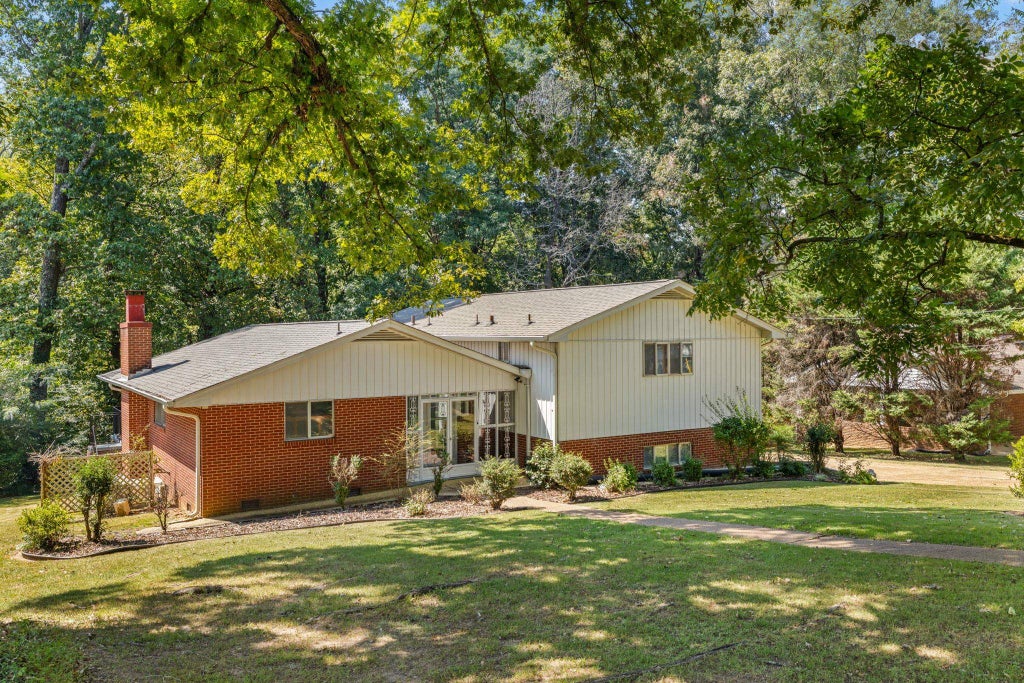 Photo of 103 Smith Ct, Sheffield, AL 35660 (MLS # 531371)