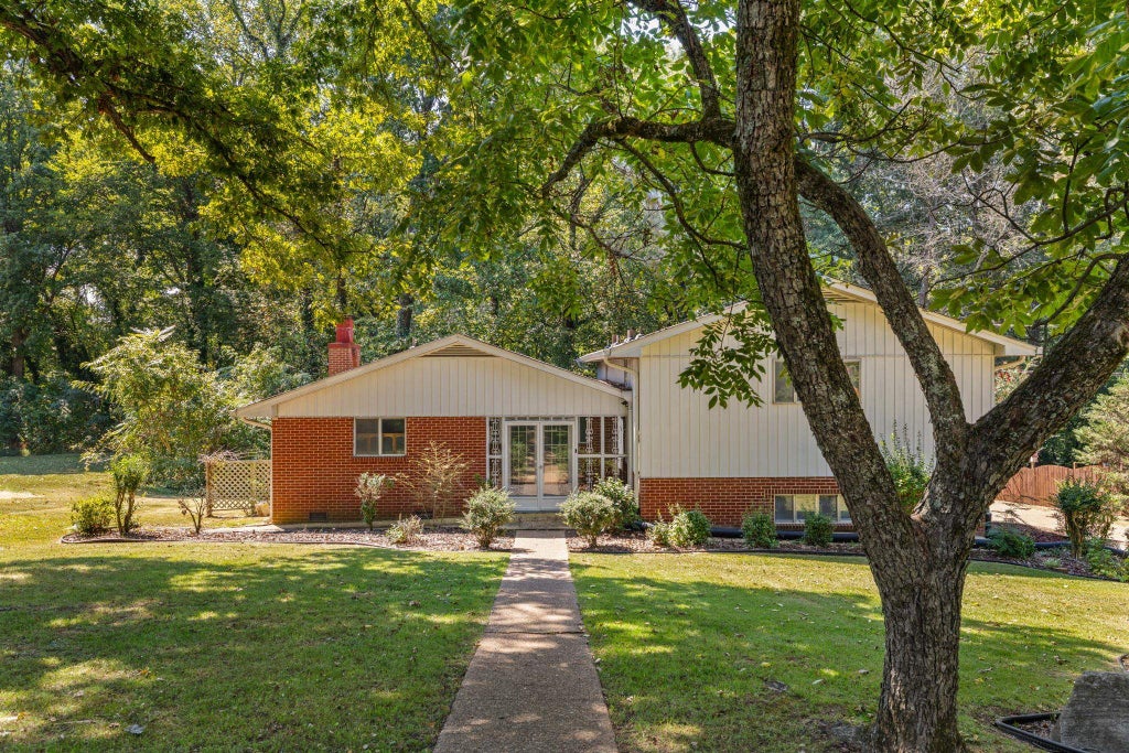 Photo of 103 Smith Ct, Sheffield, AL 35660 (MLS # 531371)