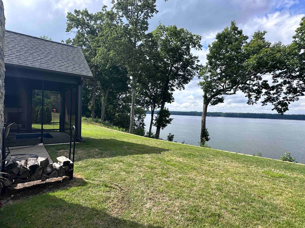 Photo of 79 Crown Pointe Dr, Muscle Shoals, AL 35661 (MLS # 531455)