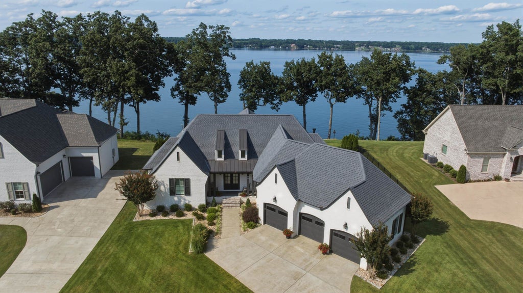 Photo of 79 Crown Pointe Dr, Muscle Shoals, AL 35661 (MLS # 531455)