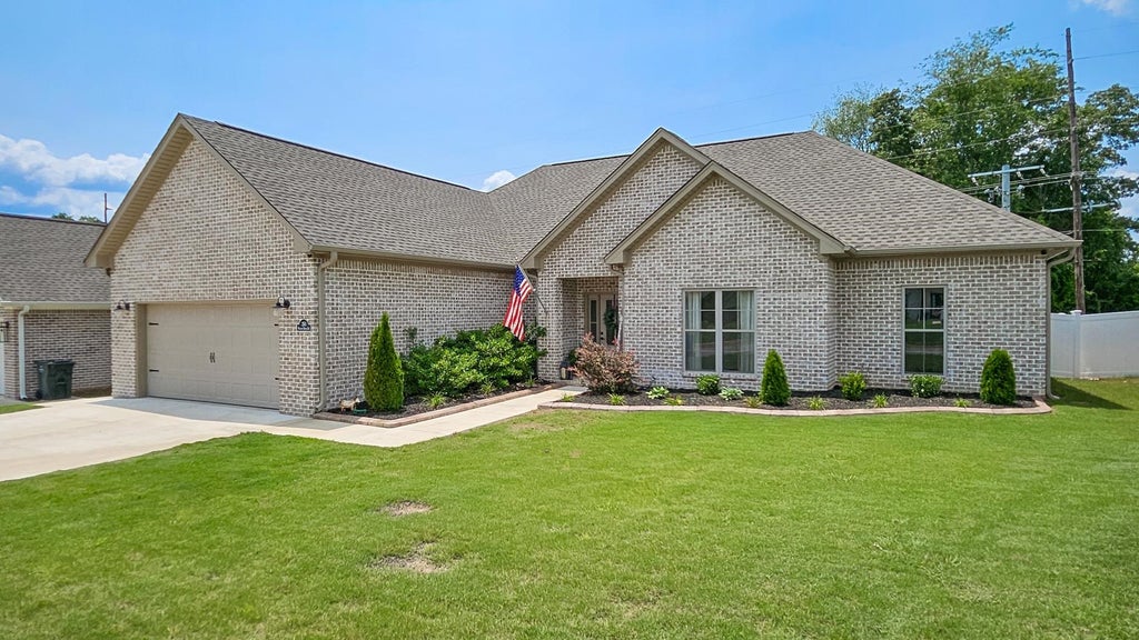 Photo of 350 Rolling Brook Dr, Rogersville, AL 35652 (MLS # 531881)