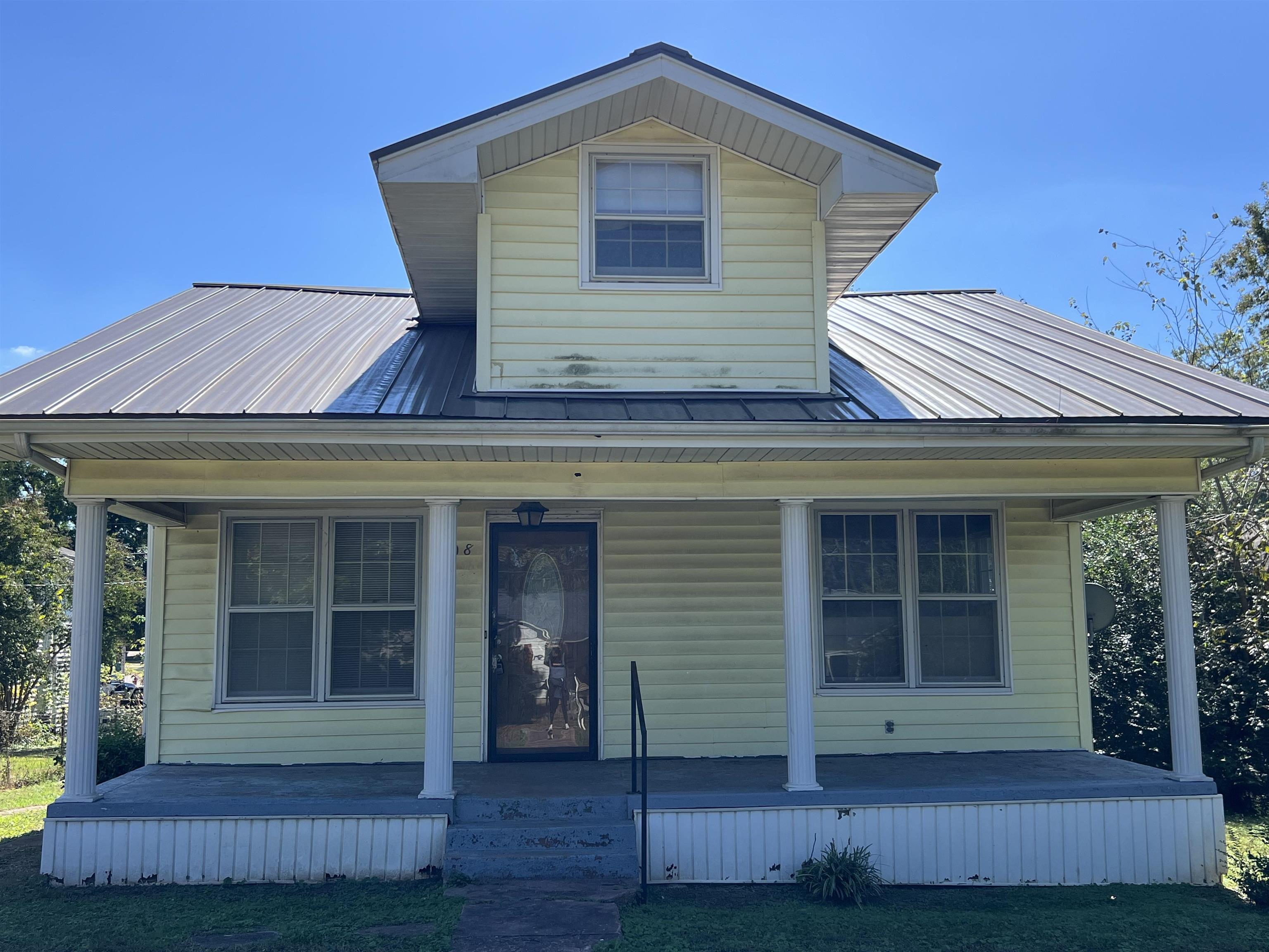 Photo 1 of 5 — 908 E 1st St, Tuscumbia, AL 35674
