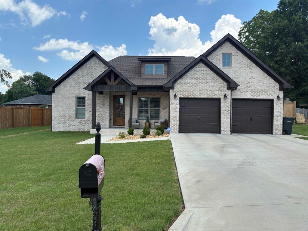 Photo of 109 Lancaster Rd, Florence, AL 35633 (MLS # 529432)