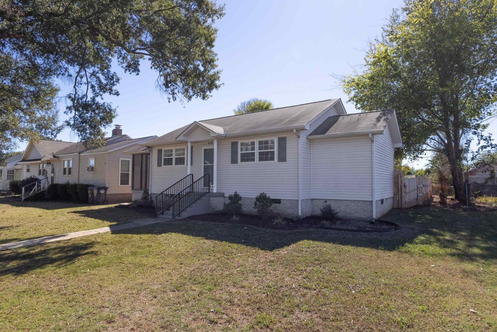Photo of 406 W Grand Ave, Muscle Shoals, AL 35661 (MLS # 531879)