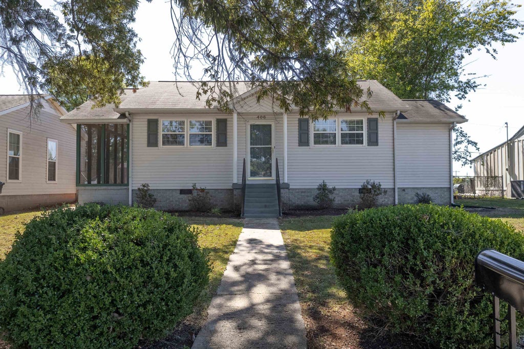 Photo of 406 W Grand Ave, Muscle Shoals, AL 35661 (MLS # 531879)