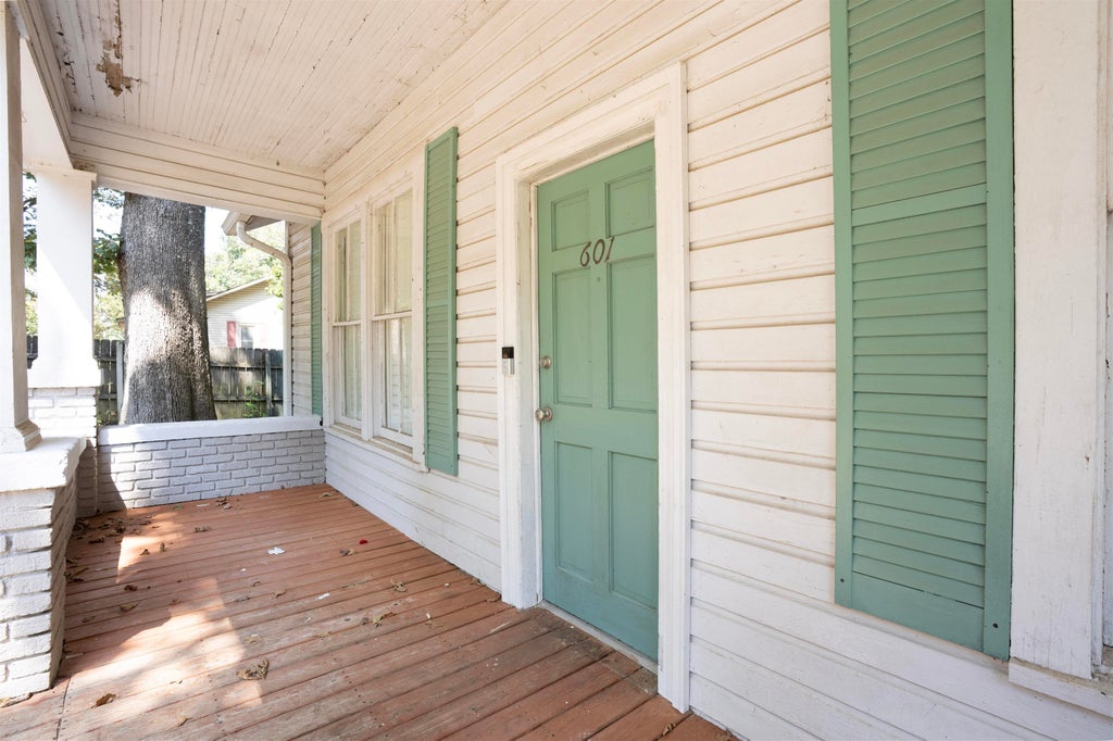 Photo of 601 Howell St, Florence, AL 35630 (MLS # 531240)