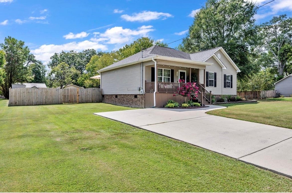 Photo of 1342 11th St SE, Cullman, AL 35055 (MLS # 531341)
