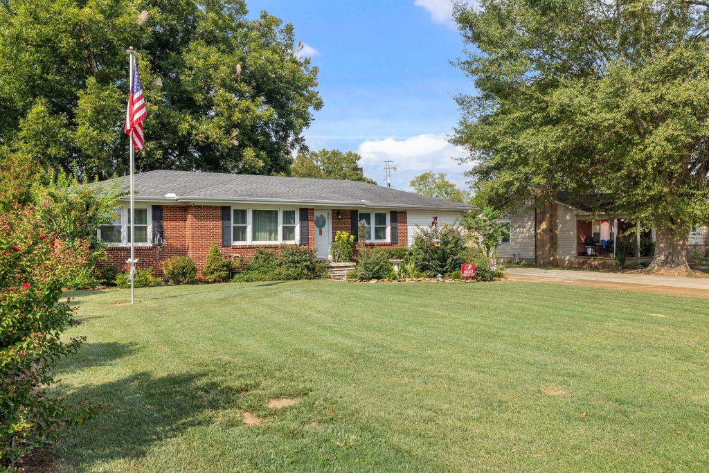 Photo of 505 Michigan Ave, Muscle Shoals, AL 35661 (MLS # 531492)