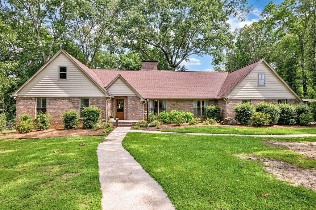Photo of 1401 Blandenburg St SW, Cullman, AL 35055 (MLS # 529723)
