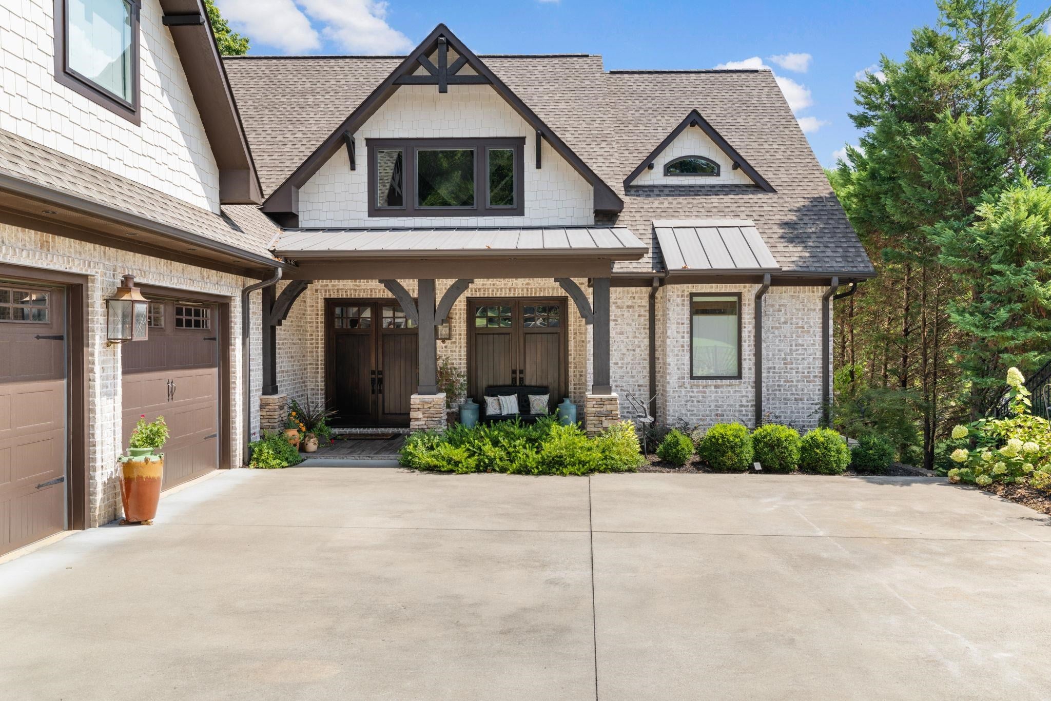 638 Pinegrove Dr