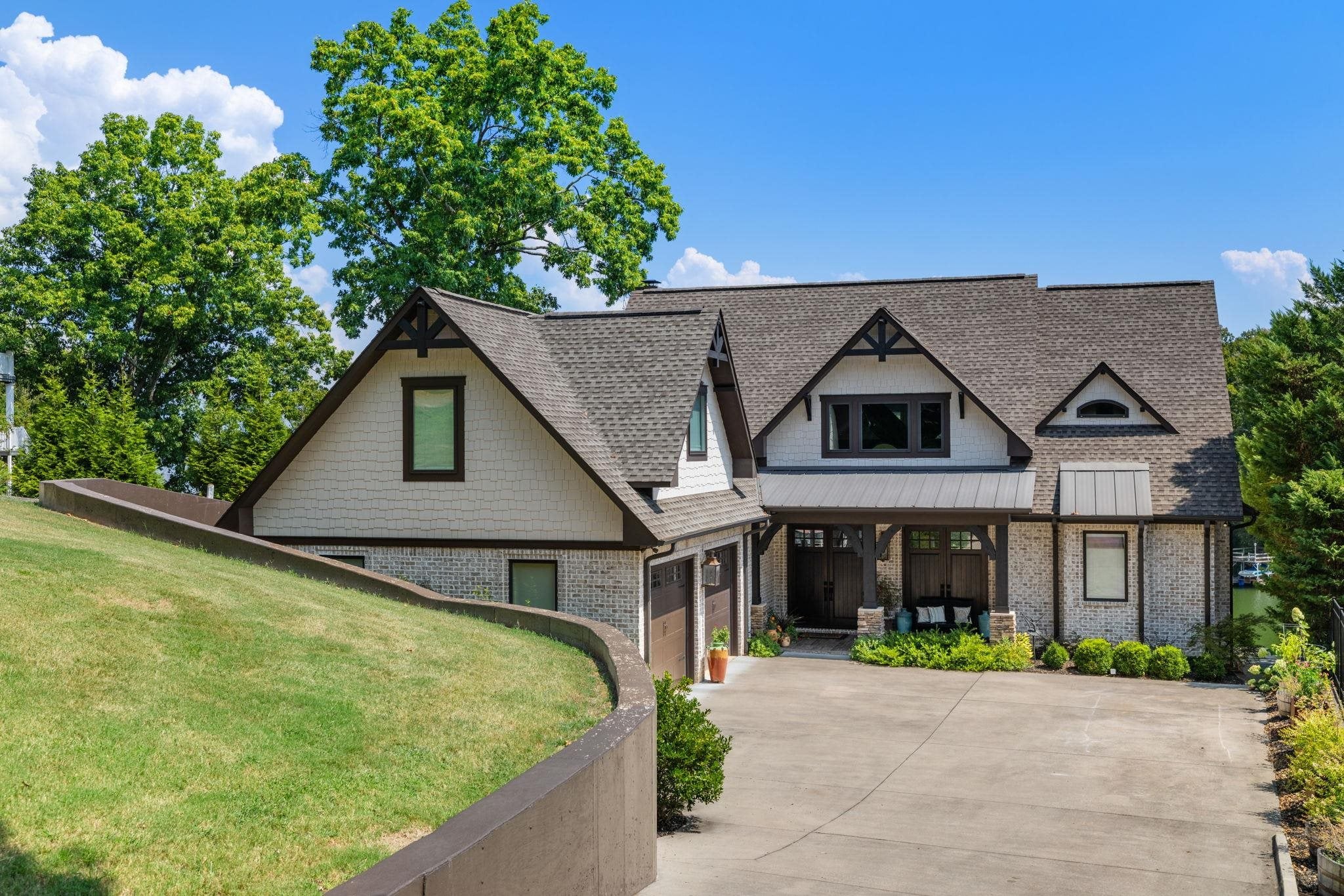 638 Pinegrove Dr