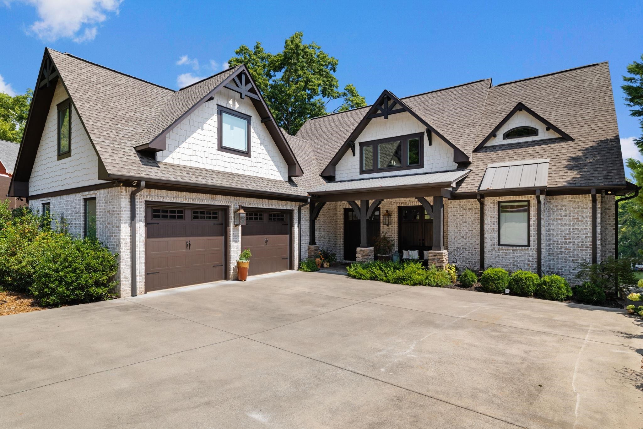 638 Pinegrove Dr