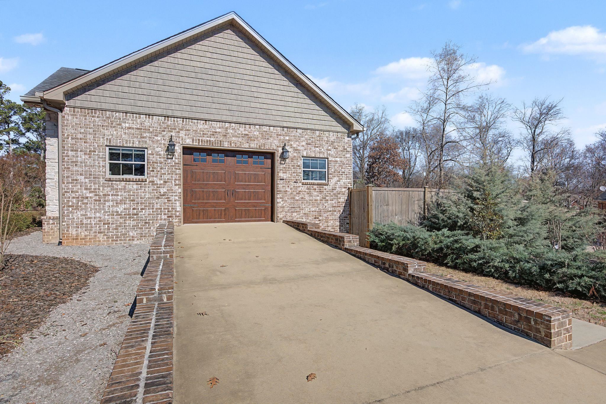 Florence, Alabama, 35634, United States, 3 Bedrooms Bedrooms, ,4 BathroomsBathrooms,Residential,Active,2022990
