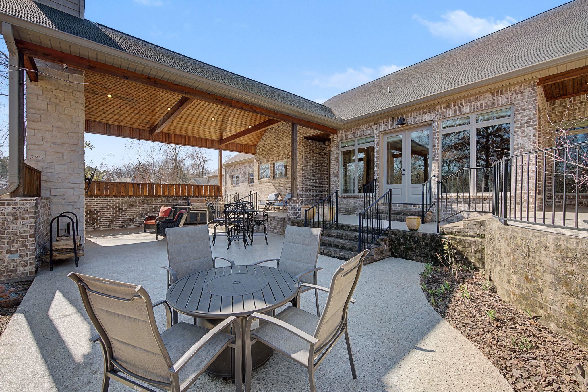 Florence, Alabama, 35634, United States, 3 Bedrooms Bedrooms, ,4 BathroomsBathrooms,Residential,Active,2022990