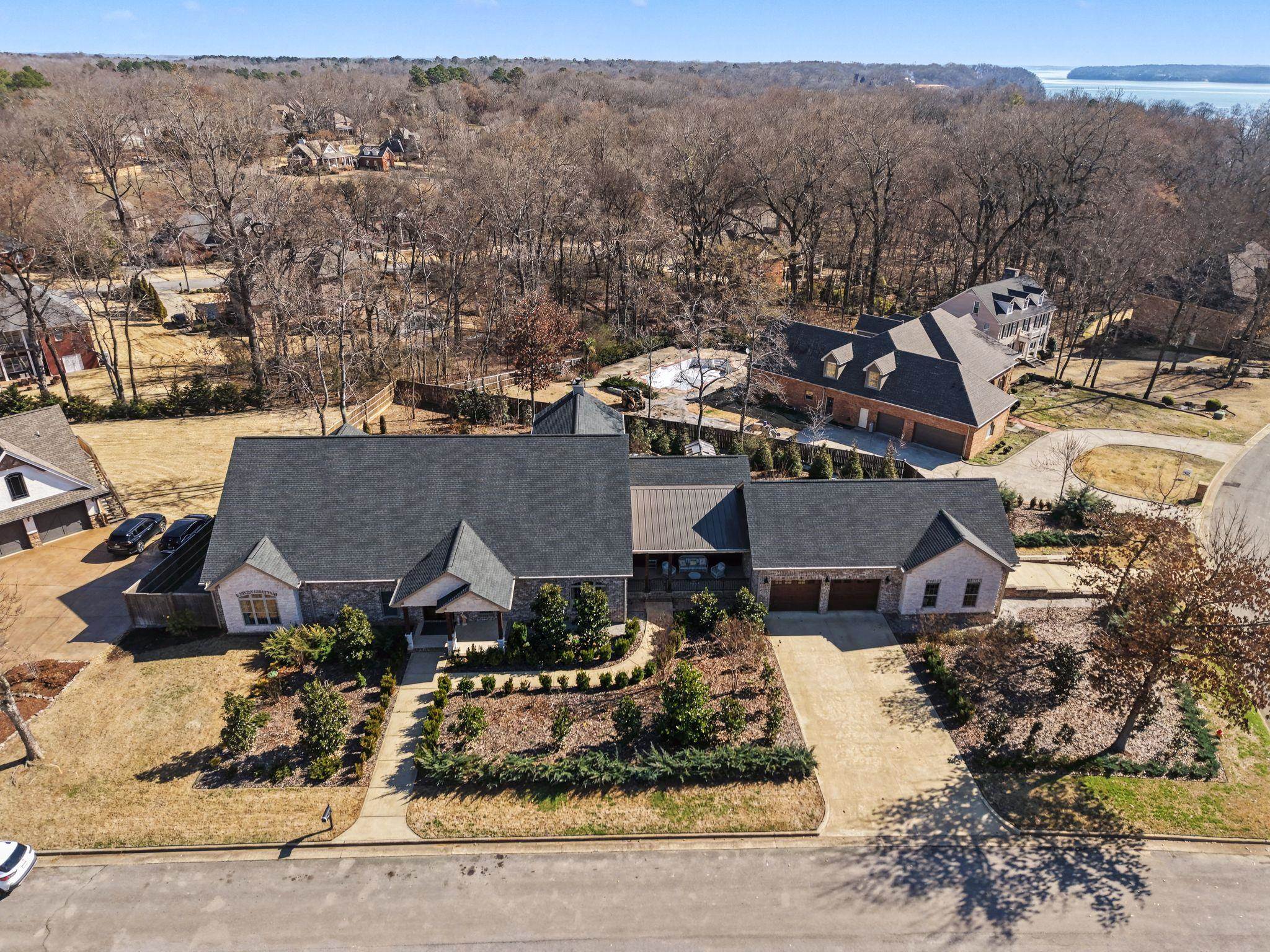 Florence, Alabama, 35634, United States, 3 Bedrooms Bedrooms, ,4 BathroomsBathrooms,Residential,Active,2022990