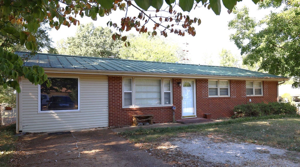 Photo of 421 N Patton St, Florence, AL 35630 (MLS # 531728)