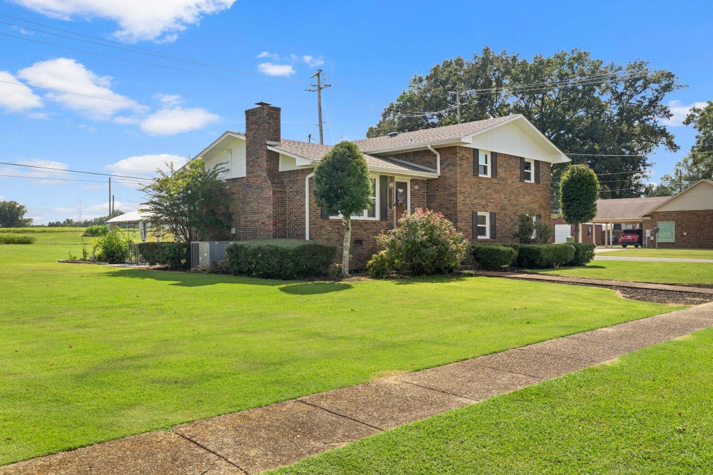 Photo of 300 Monroe Ave, Muscle Shoals, AL 35661 (MLS # 530998)