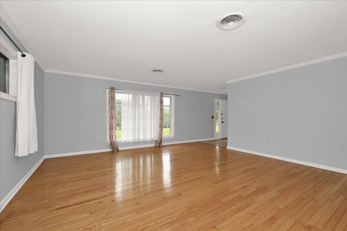 1300 Larkwood Dr NE