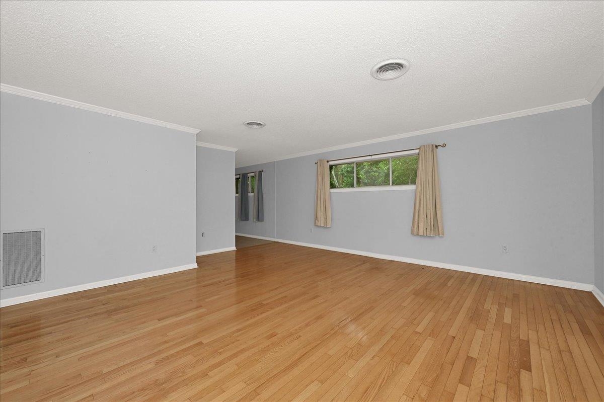 1300 Larkwood Dr NE
