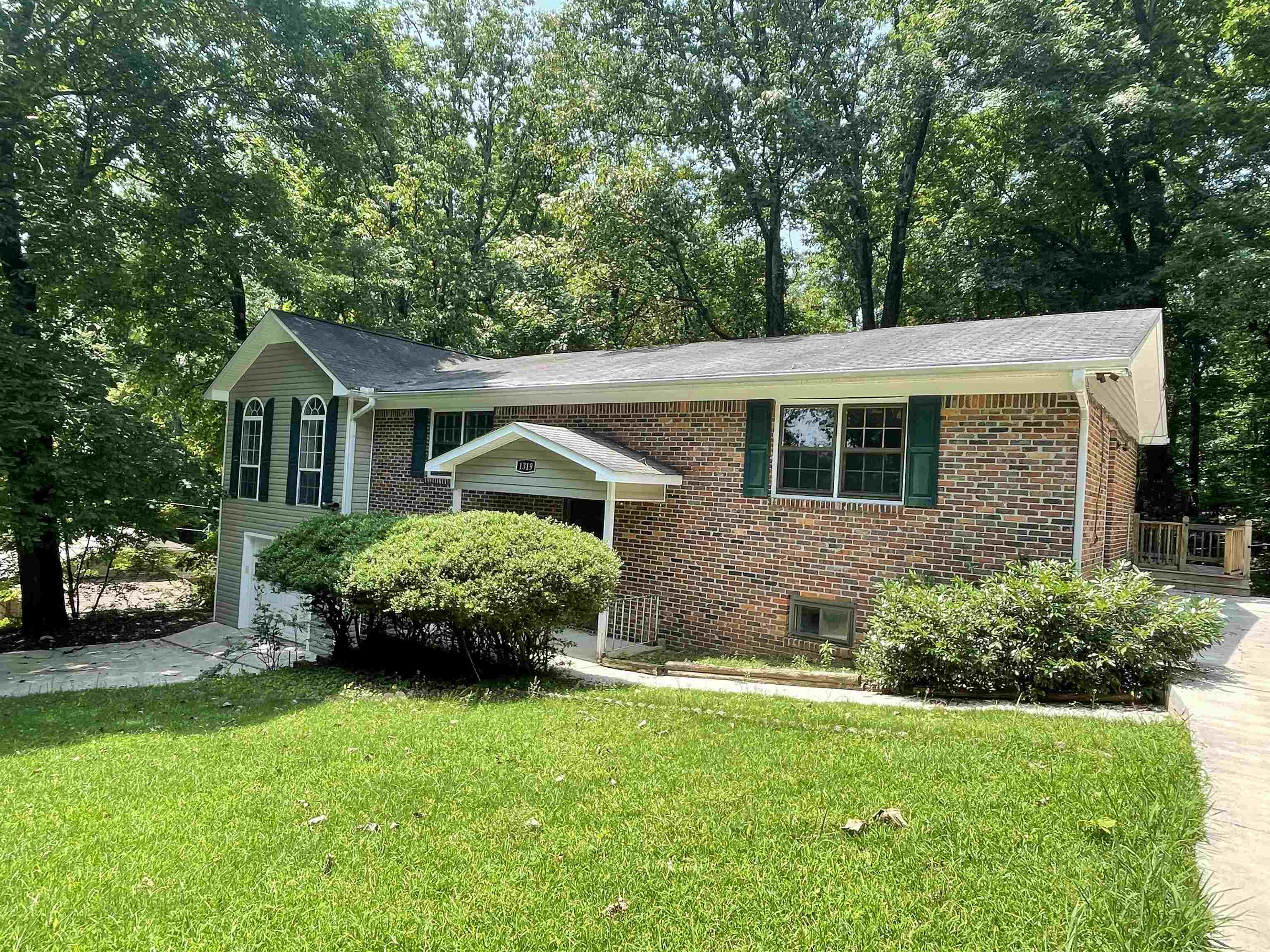 1319 Dogwood Ln