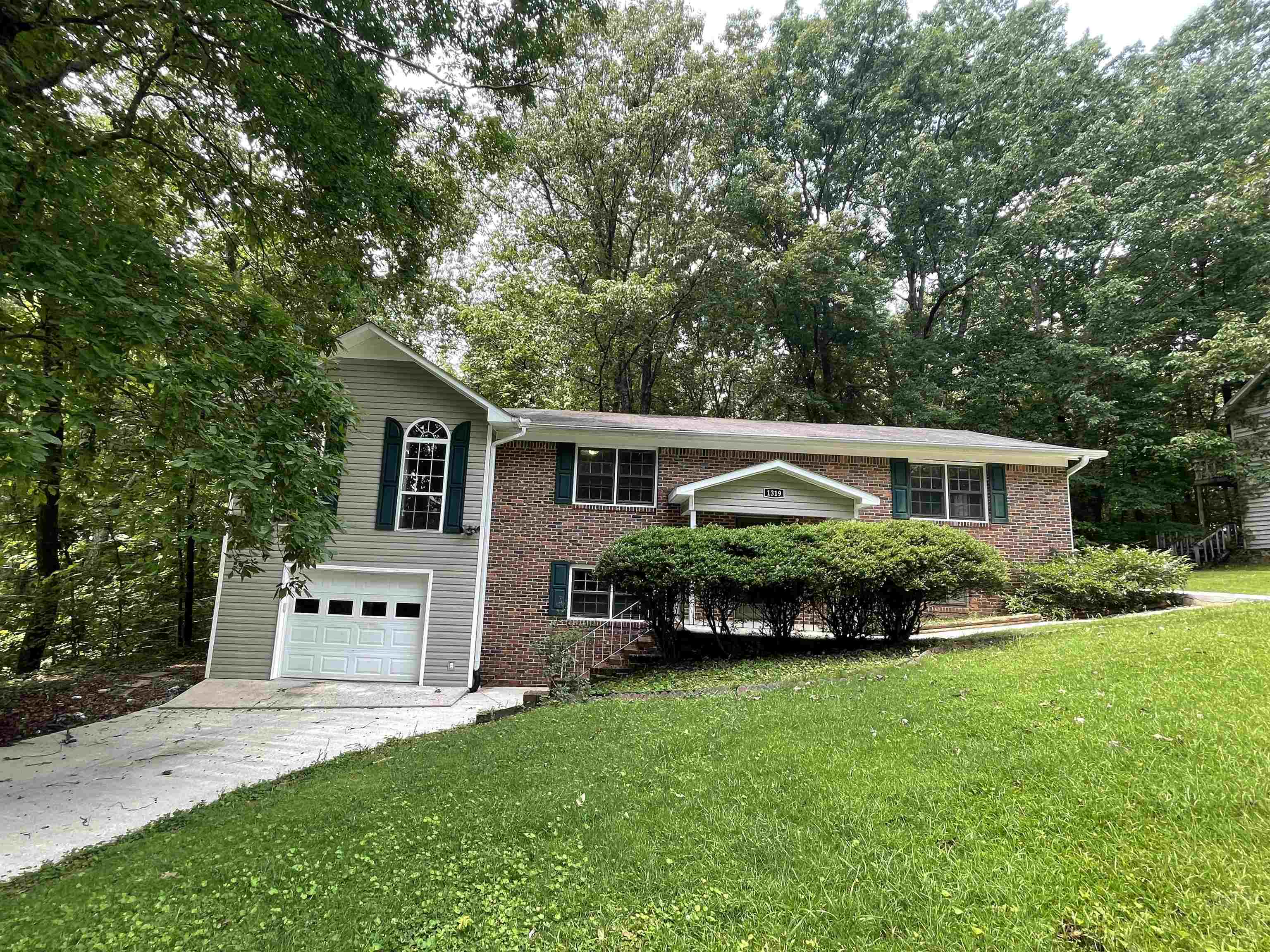 1319 Dogwood Ln