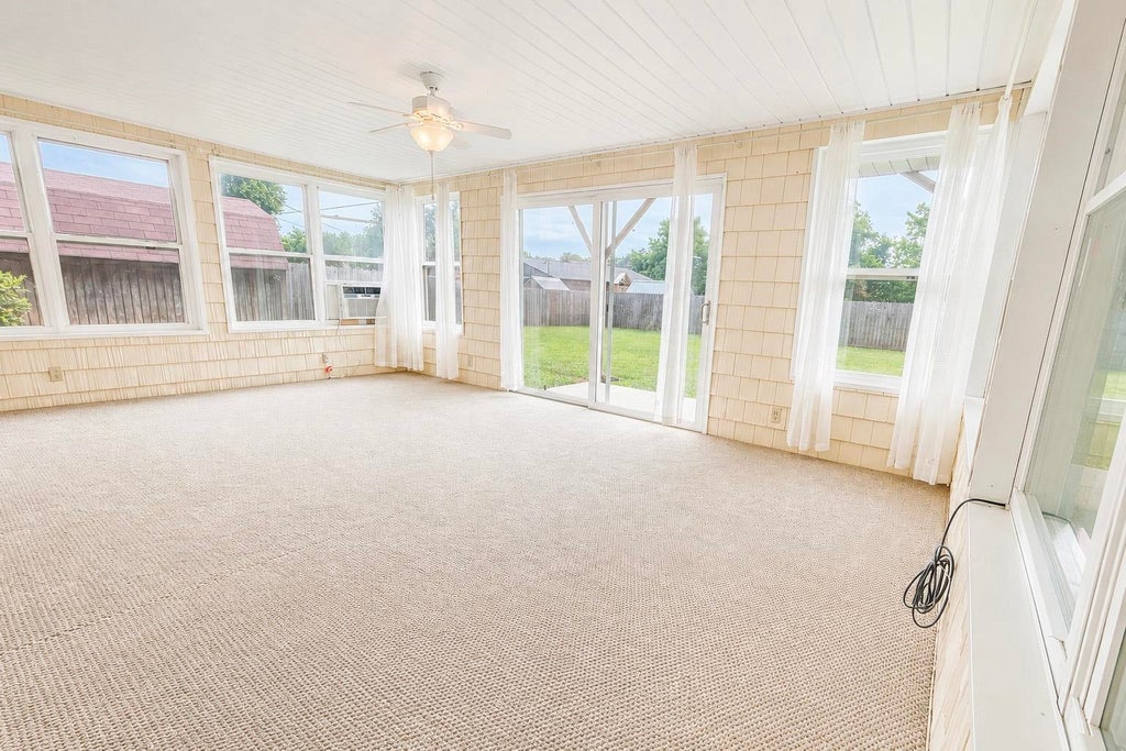 Photo of 215 Oakview Cir, Killen, AL 35645 (MLS # 529777)