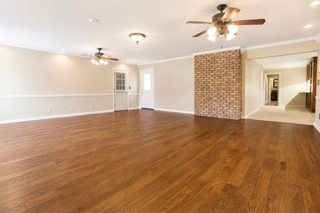 Photo of 215 Oakview Cir, Killen, AL 35645 (MLS # 529777)