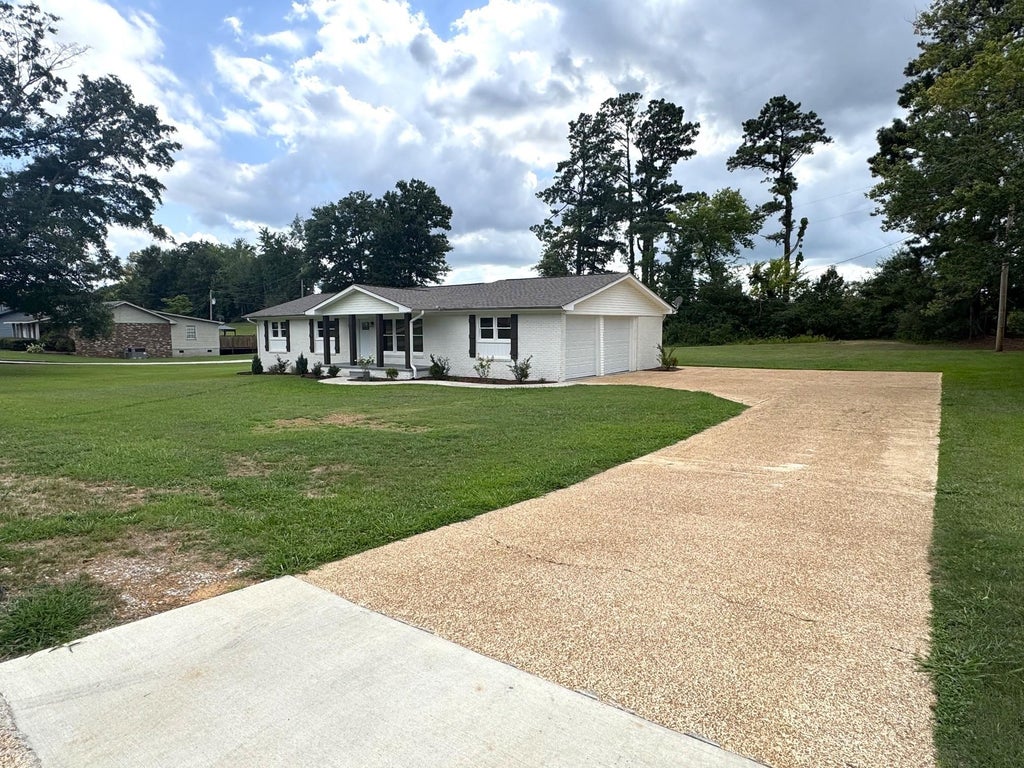 Photo of 118 Augusta St, Florence, AL 35633 (MLS # 530223)