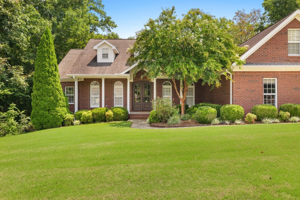 Photo of 104 Castlewood Ct, Florence, AL 35633 (MLS # 530330)