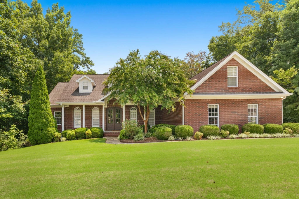 Photo of 104 Castlewood Ct, Florence, AL 35633 (MLS # 530330)