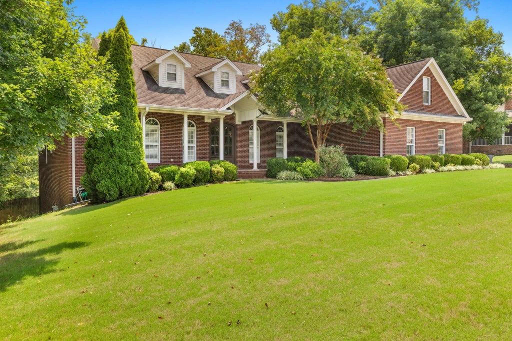 Photo of 104 Castlewood Ct, Florence, AL 35633 (MLS # 530330)