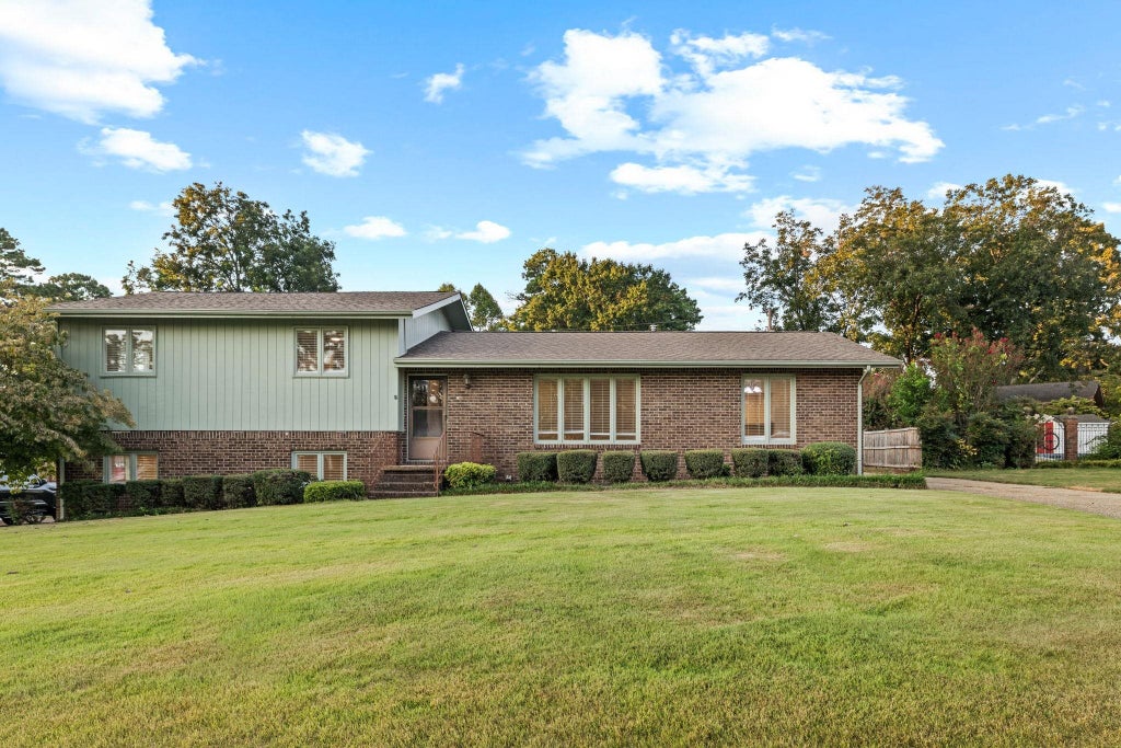Photo of 219 McGough Blvd, Florence, AL 35630 (MLS # 531420)